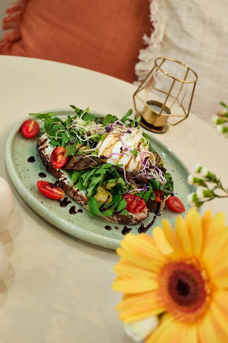 Mediterranean Burrata mit Gerbera und orangem Kissen