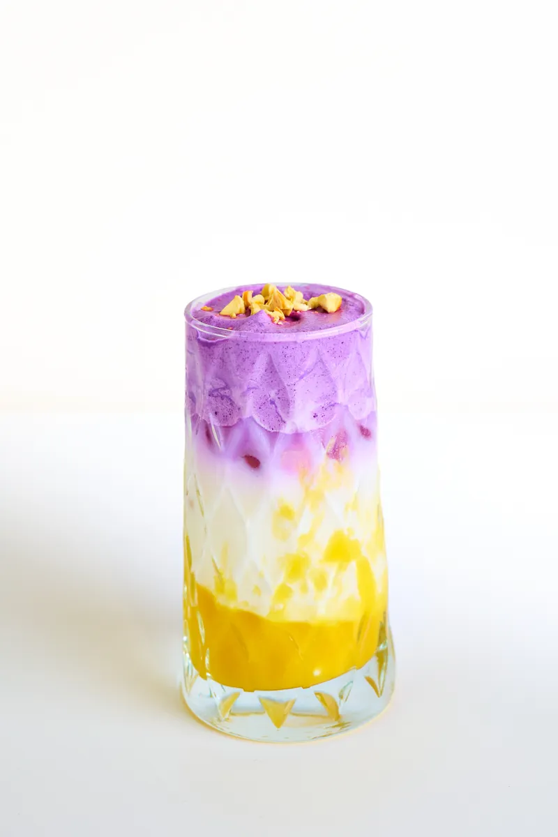 Mango Ube im hohen Glas