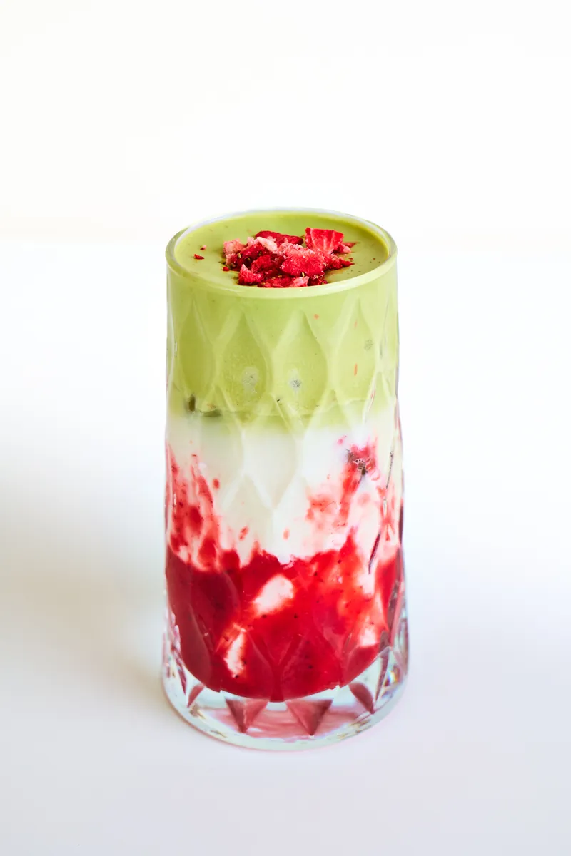 Strawberry Matcha im hohen Glas