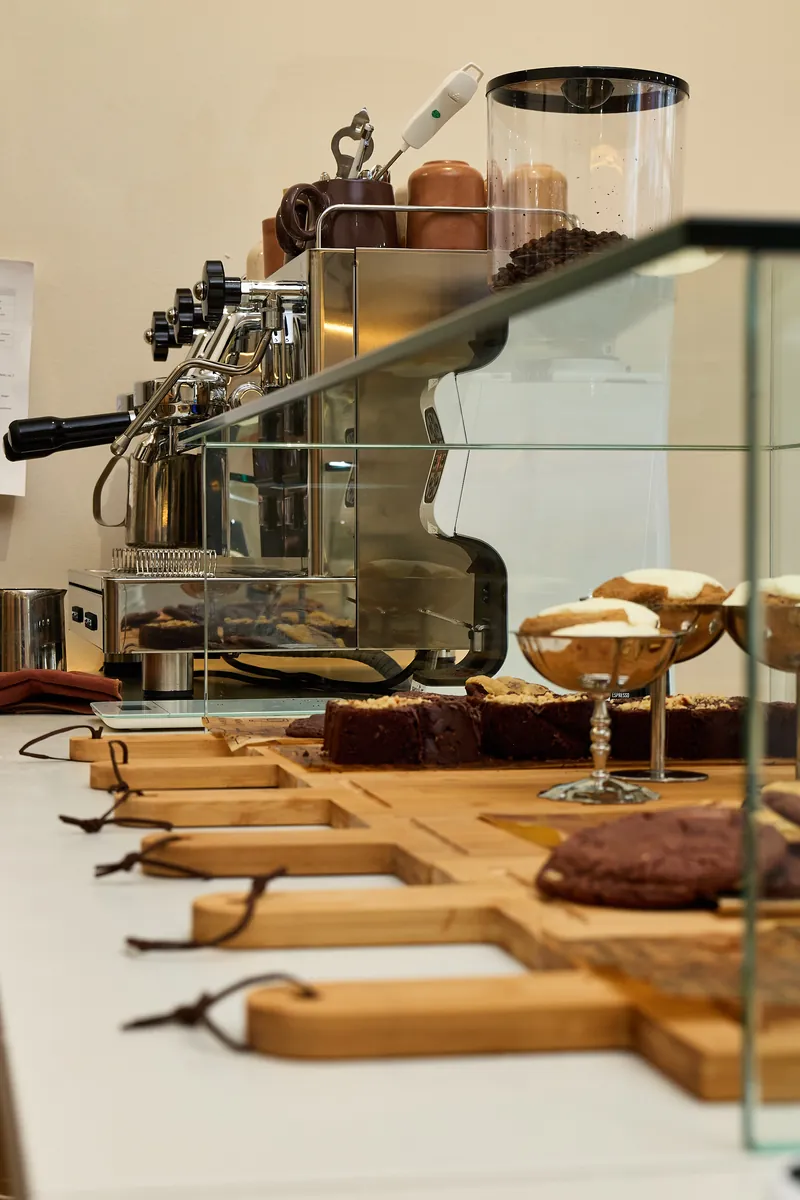 Theke mit Dessert-Coupes, Brownies und Cookies auf Holzbrettern